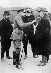 Sir Douglas Haig benadrukt een punt aan het front, Frankrijk, Eerste Wereldoorlog, 1916-1918, ca. 1920