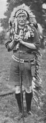 Sir Robert Baden-Powell, gekleed in de kleding van een Rode Indianenstam, c1925