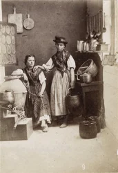 Kleine beroepen: portret van twee vrouwen die water dragen in een keuken. 19e eeuw