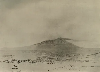Rook stroomt uit de krater van Erebus, ca. 1908
