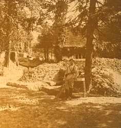 Soldaat buiten loopgraaf, Bois des Loges, Noord-Frankrijk, c1914-c1918