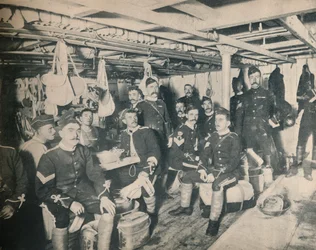 Soldaten in een hut van een transport, ca. 1900