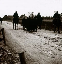 Soldaten op een weg, c1914-c1918