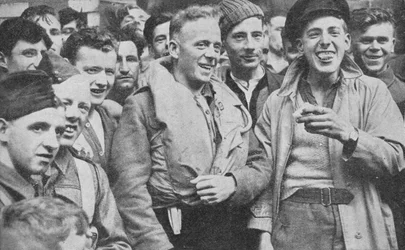 Enkele overlevenden van de Arandora Star landen in een Schotse haven, 1940