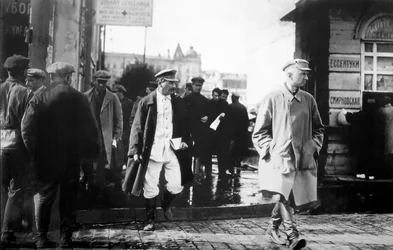Sovjetleider Jozef Stalin geëscorteerd door geheim agenten van de GROe, eind jaren 1920