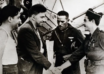 Spaanse Burgeroorlog (1936-1939): Ilia Grigorievich Ehrenburg (1891-1967), Russische schrijver, bij zijn aankomst op de luchthaven van Barcelona, als Sovjetcorrespondent van de Burgeroorlog