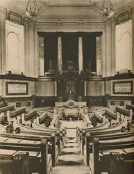 Prachtige zaal voor de beraadslagingen van de leden van de London County Council, ca. 1935