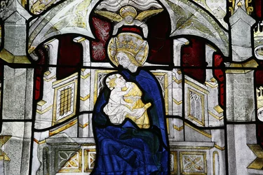 Glas-in-loodraam in de Collegiale Notre-Dame des Marais: Maagd en kind, Villefranche-sur-Saone, Frankrijk