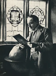 Stanley Baldwin in de galerij in Chequers, ca. 1925