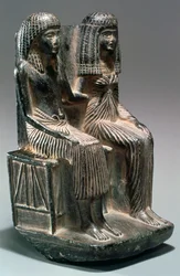 Standbeeld van een oud-Egyptische ambtenaar en zijn vrouw