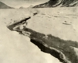Stroom van stromend water in het midden van de Ferrar-gletsjer in de zomer, ca. 1908, 1909