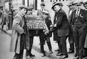 Straatverkoper die voetbalartikelen verkoopt in Kings Cross, Londen, 1911-1927