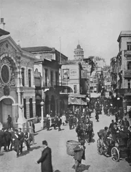 Straatgezicht in Galata vanaf het einde van de brug, Constantinopel, 1913