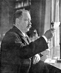 Svante Arrhenius, Zweedse natuurkundige en chemicus in zijn laboratorium, 1909