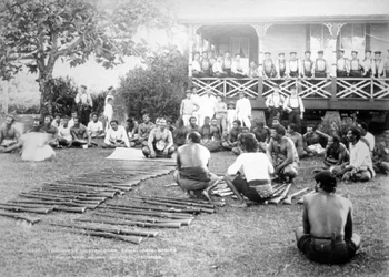 Tamasese die wapens uitdeelt, Apia, Samoa, 1899