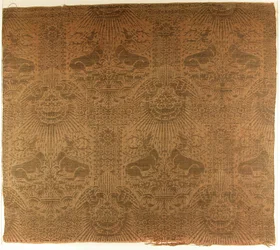 Textielfragment met liggende herten, adelaars, wolken en zonnestralen, Italiaans, 1390s