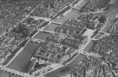 Het oude eilandhart van Parijs met zijn negen bruggen vanuit de lucht gezien, c1935