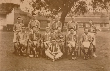 Het bataljon hockeyteam van het Eerste Bataljon, The Queens Own Royal West Kent Regiment. Poona