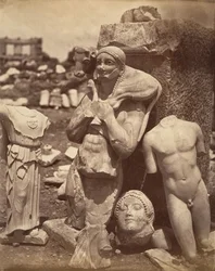De Kalfdrager en de Kritios-jongen kort na de opgraving op de Akropolis