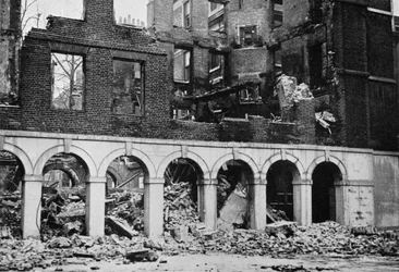 De Kloosters in de Tempel na te zijn Verwoest door Brand, 1941