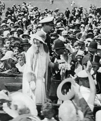 De hertog en hertogin belaagd door menigten in Auckland, 1927, 1937
