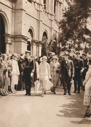 De hertog en hertogin van York en koningin Elizabeth verlaten een receptie in Brisbane