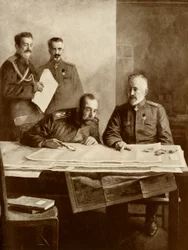 De Keizer van Rusland met de Groothertog Nicolaas aan het Front