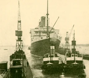 De Majestic gaat droogdok in gesleept door sleepboten, c1930