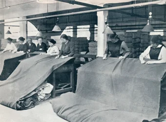 Het maken van kaki: het afgewerkte doek onderzoeken, ca. 1914