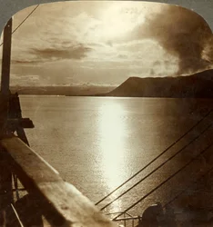 De Middernachtzon in juli boven kliffen van Spitsbergen en de Noordelijke IJszee, ca. 1905