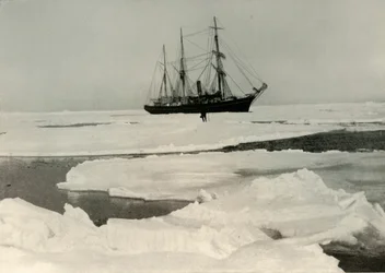 De Nimrod die zich een weg baant door meer open pakijs, ca. 1908