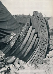 Het Oseberg-schip in de heuvel, met de houtsnede op de boeg en reling, 1935