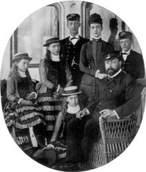 De Prins en Prinses van Wales met hun familie aan boord van het koninklijk jacht