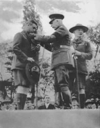 De Prins van Wales wordt geïnvesteerd met de Zilveren Wolf door de Hertog van Connaught, 1922