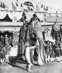 De Prins van Wales met de Maharadja van Gwalior tijdens zijn Indiase tour, 1921