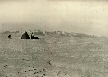 Het Queen Alexandra-gebergte gefotografeerd op weg naar beneden de gletsjer, ca. 1908, 1909