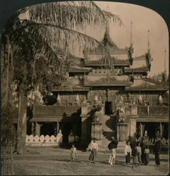 Het Gouden Klooster van de Koningin, een juweel van oosterse architectuur, Mandalay, Birma, 1907