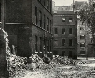 De locatie van de poort van Fetter Lane en de vervallen huizen in afwachting van sloop, 1934