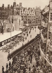 De staatskoets verlaat Westminster Abbey na de kroning van koning George VI, 1937