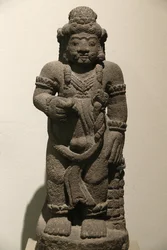 Het Victoria en Albert Museum. Bewakersfiguur uit een episch drama. Vulkanische steen. Indonesië (Oost-Java). 1400-1500. Majapahit periode. Verenigd Koninkrijk