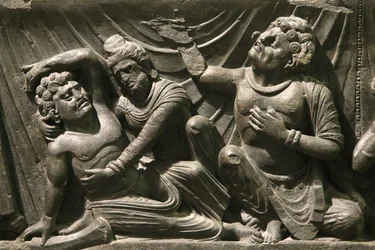 Het Victoria en Albert Museum. Deel van een reliëf van de dood van de Boeddha (parinirvana). 200-400. Kushan periode. Schist. Gandhara/Noordwest Pakistan. Verenigd Koninkrijk
