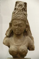 Het Victoria en Albert Museum. Yogini. 800-900. Pratihara periode. Zandsteen. Centraal-India (Madhya Pradesh). Verenigd Koninkrijk