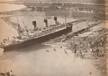 De White Star Liner Majestic die de grootste droogdok ter wereld binnenvaart in Southampton, c1934