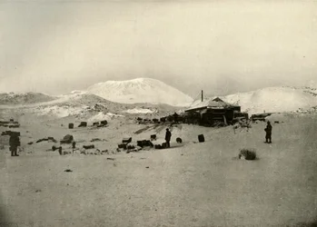 De Winterkwartieren. Met Mount Erebus op de achtergrond, ca. 1908, 1909