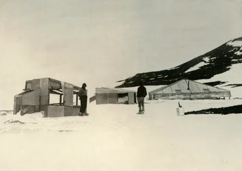 De Winterkwartieren van de Discovery-expeditie bij Hut Point, c1908, 1909