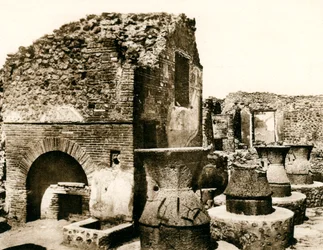 De bakkerij en molen, Pompeii, Italië, ca. 1900s