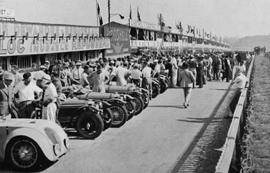 De drukke pits: voor de start van de 24-uursrace van Le Mans, 1937