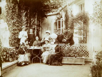 De familie van hertog Fyodor Uvarov op hun landgoed, Porechye, Rusland, 1880s