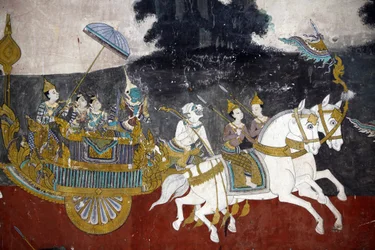 Het interieur van de muren van de Zilveren pagode is bedekt met muurschilderingen die verhalen uit de Reamker uitbeelden, d.w.z. de Khmer-versie van het klassieke Indiase epos, de Ramayana. Sommige delen van de muurschilderingen zijn verslechterd en bescha