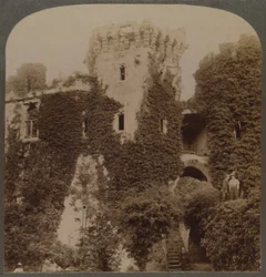 De met klimop begroeide torens van Raglan Castle, het laatste bolwerk van Karel I, Monmouthshire, Engeland, ca. 1